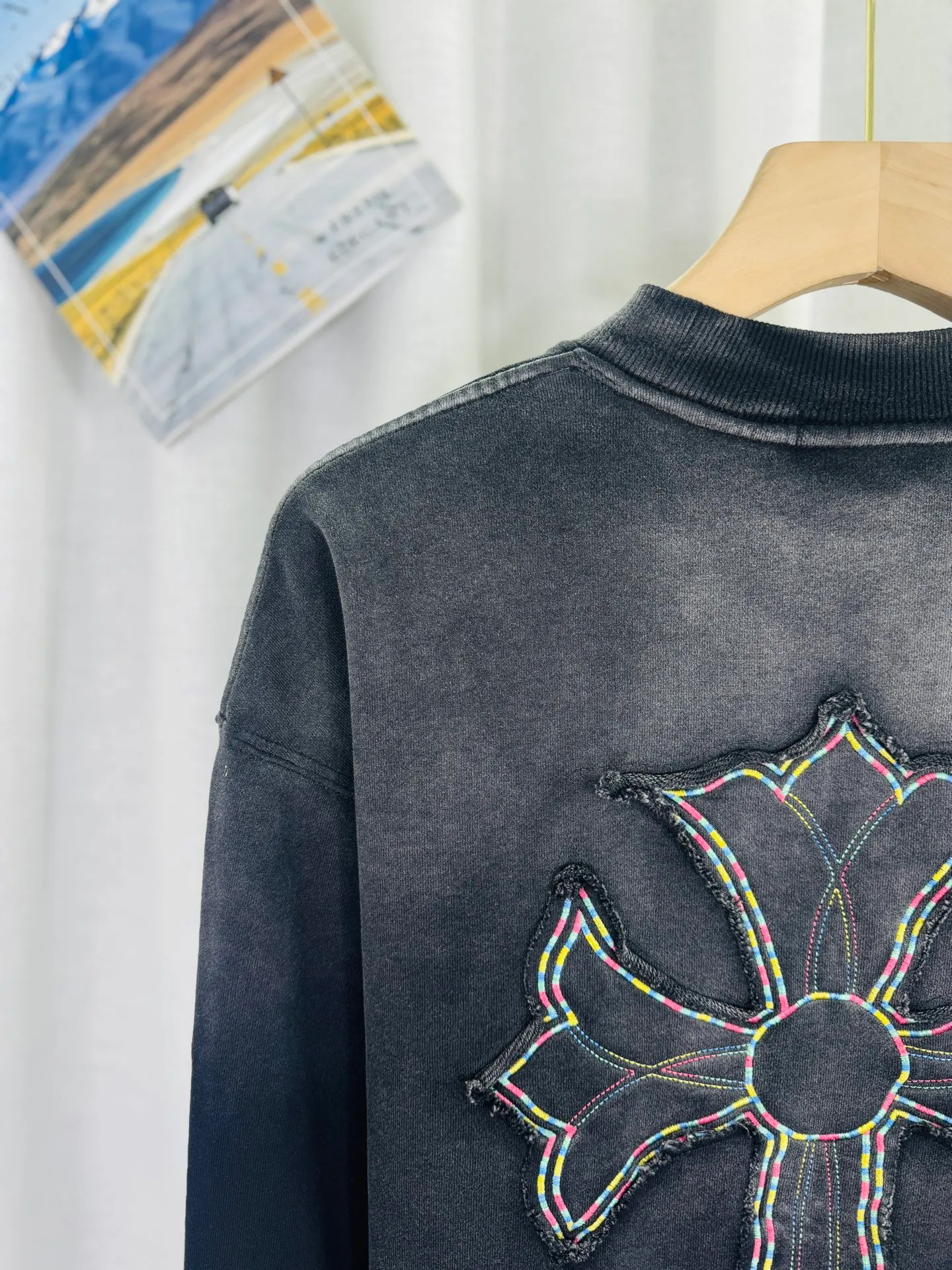 P280 top version, real shot without P, ​​different from market currency) 𝗖𝗵𝗿𝗼𝗺𝗲 𝗛𝗲𝗮𝗿𝘁𝘀/Cro Heart 2025 washed patch embroidery autumn and winter new original single counter American laser burnt 3D three-dimensional color embroidery couple casual sweatshirt 👑The highest version! Customized fabric 430g tripe terry fabric! American acid-washed and distressed original fabric laser burnt ✟appliqué embroidery and exquisite embroidery of letters! The best-selling model in the counter, very comfortable to wear. Accessories: original molded and authenticated collar label➕100% silk wash label. Genuine purchase-grade original hangtag➕matching hanging rope➕3D hanging beads➕original packaging bag. Craftsmanship: The original version has consistent wiring! The highest version of the armhole matching technique! Color: White Black Size: S M L XL Style No.: 9328